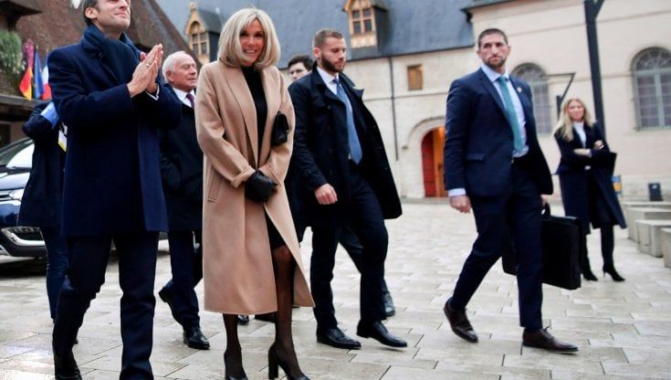 Brigitte Macron in difesa di Sarkozy: "Quello che gli fanno i giudici è scandaloso"