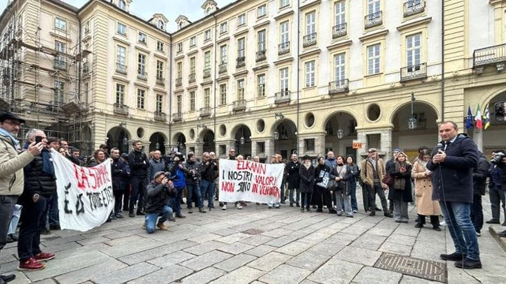 Torino in piazza per La Stampa: “Difendere l’informazione libera”
