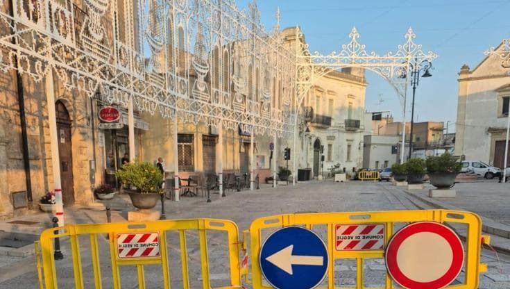 Salento, lancia secchi d’acqua dal balcone durante festa patronale e aggredisce agenti: denunciata