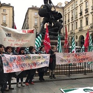 Torino, maestre degli asili protestano davanti al Comune
