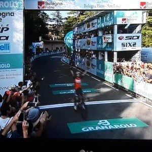 Ciclismo, Giro dell'Emilia: impresa solitaria di Visconti. Nibali fa il gregario di lusso