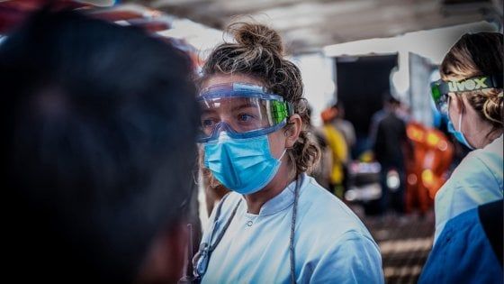 Ocean Viking, tamponi a bordo e lunedì il trasferimento dei migranti sulla nave-quarantena