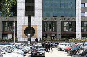 Alta tensione tra Comune e Procura<br />De Magistris twitta: "Macchina del fango"