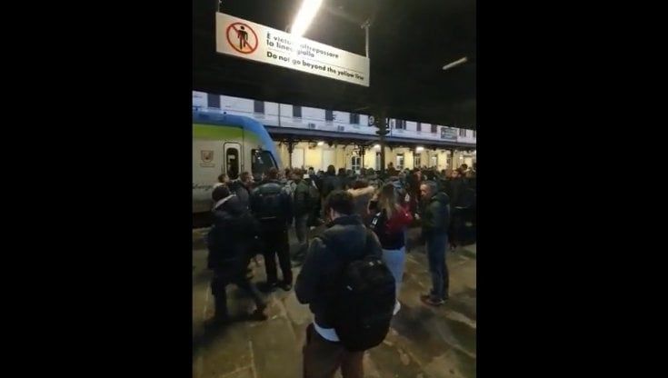 Domodossola, treni cancellati o troppo affollati: "Ammucchiati come sardine". Frontalieri occupano i binari 
