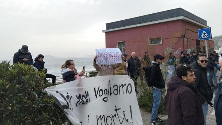 Piantedosi incontra Manfredi a Bagnoli. Sit-in fuori la scuola: "Non vogliamo contare i morti"
