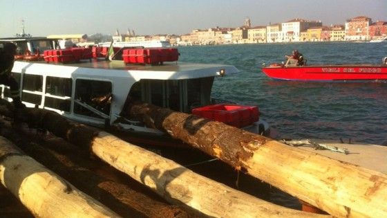 Venezia, vaporetto contro chiatta nel canale della Giudecca. Sette feriti