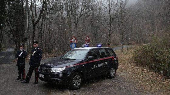 Varese, trovato cadavere di un uomo incappucciato e legato a un albero