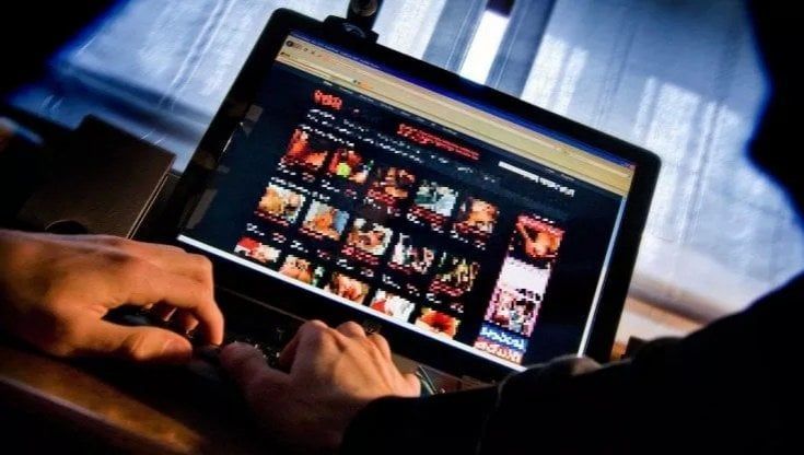La bancaria licenziata per aver girato film porno al contrattacco in Tv: "Anche i miei colleghi guardavano i video"