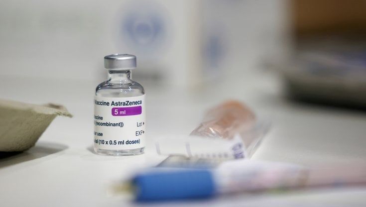 Astrazeneca per over 60, rischio ritardi per il piano vaccini nel Lazio: ecco come potrebbe cambiare