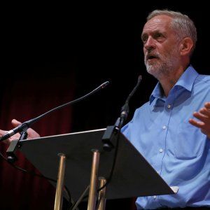 Il compagno Corbyn divide i laburisti. Blair: distrugge il partito