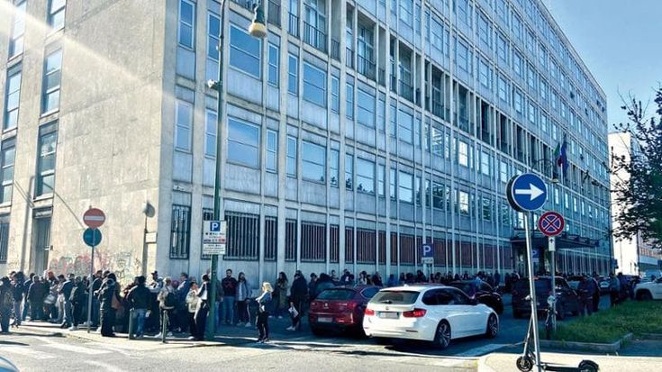 Chimera permessi di soggiorno: nuova sede, stesse code e disagi