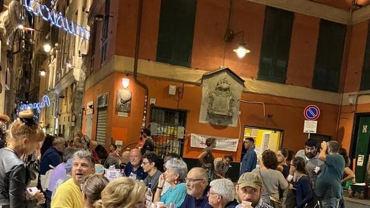 Via del Campo, la cena per 200 e quelle foto che dovrebbero finire sulla scrivania di Bucci
