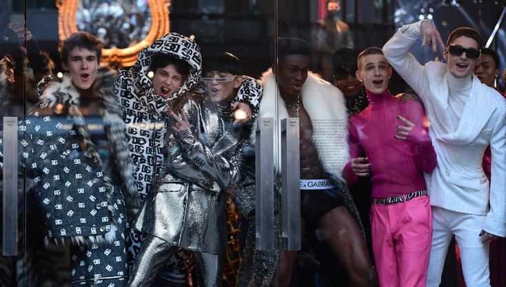 Dolce & Gabbana: Machine Gun Kelly, tute da sci e graffiti. La sfilata parla ai giovani