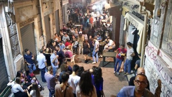 Riaperture, l'ira di Zaia: "Troppa movida, pronti a richiudere il Veneto". Anche a Palermo Orlando si lamenta: "No a struscio inutile"