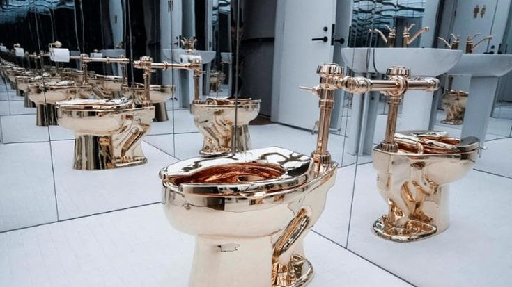 All’asta il water d’oro di Cattelan, ma delude: venduto per “soli” 12 milioni di dollari