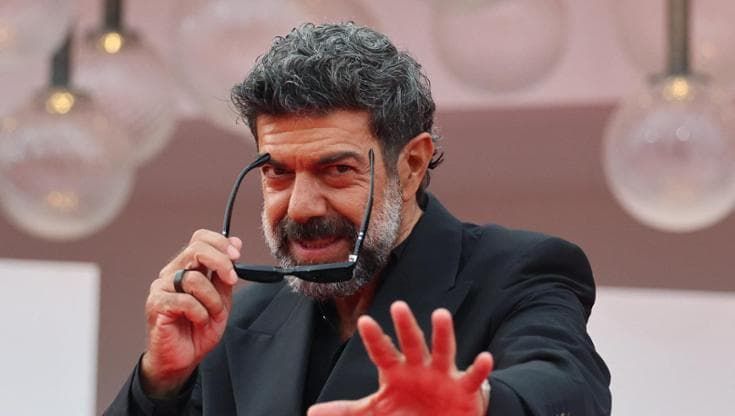 Pierfrancesco Favino, frate in “Dio ride”: “Oggi sono meno rigido, mi diverto di più”