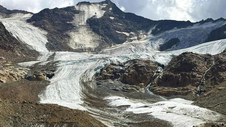 I ghiacciai delle Alpi devastati dal caldo, la metà sparita dal 2000: “Mai visto nulla di simile”