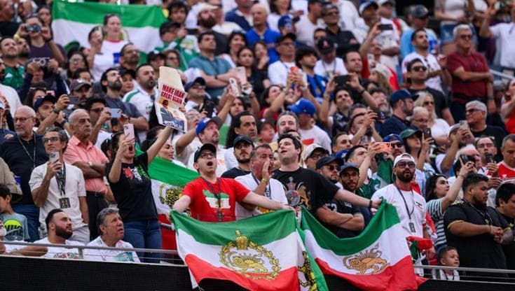 L’Iran trova un punto di speranza contro la Nuova Zelanda: fischi, bandiere proibite e accuse
