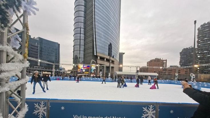 Tra i grattacieli o in periferia: le dodici piste per pattinare sul ghiaccio in città