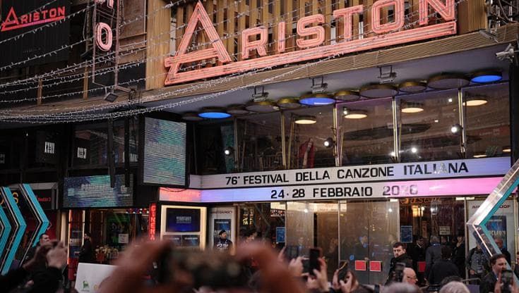 Prove generali: alla vigilia di Sanremo, i cantanti sul palco tra tensioni e primi verdetti