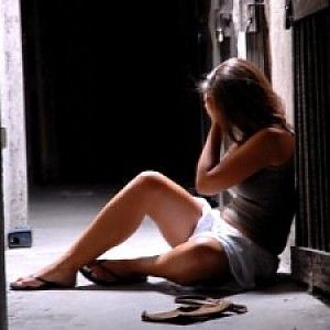 Venduta dalla madre a 16 anni e violentata, un arresto