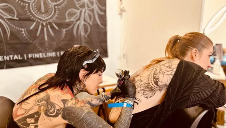 Tatuati e felici: a Napoli il Tattoo Expo, la festa dell'inchiostro sotto pelle