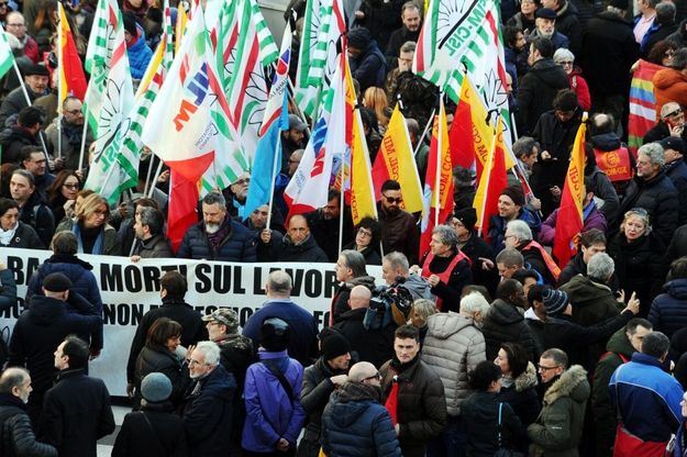 Incidente alla Lamina di Milano, metalmeccanici e sindacati in marcia: "Basta morti sul lavoro"