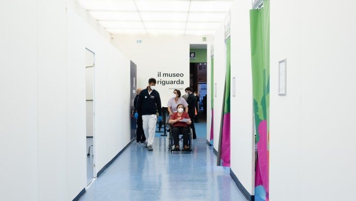 Un caso ogni 100mila iniezioni sotto ai 60 anni. Le trombosi di AstraZeneca restano rarissime. Ma l'Olanda decide lo stop