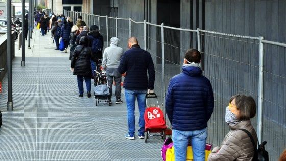 Orario supermercati, il governo chiarisce: "Alimentari aperti nel weekend". Ma le Regioni si dividono