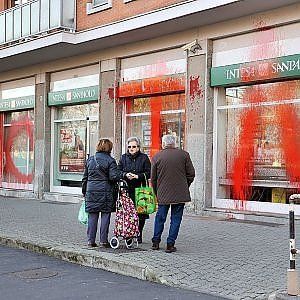 Scritte "No Tav" nella notte, imbrattate due filiali Intesa Sanpaolo