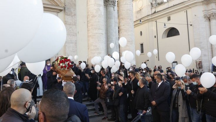 I funerali di Coccoluto alla chiesa degli Artisti, gli amici commossi: "Era il migliore del mondo"