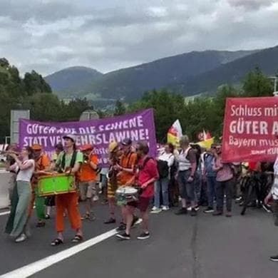 Brennero off limits per corteo, pochi disagi. Sabotata la ferrovia, si batte la pista eco-anarchica