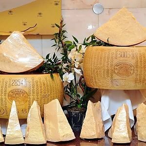 Pornhub fa arrabbiare i produttori di Parmigiano Reggiano: "Ritirino lo spot"