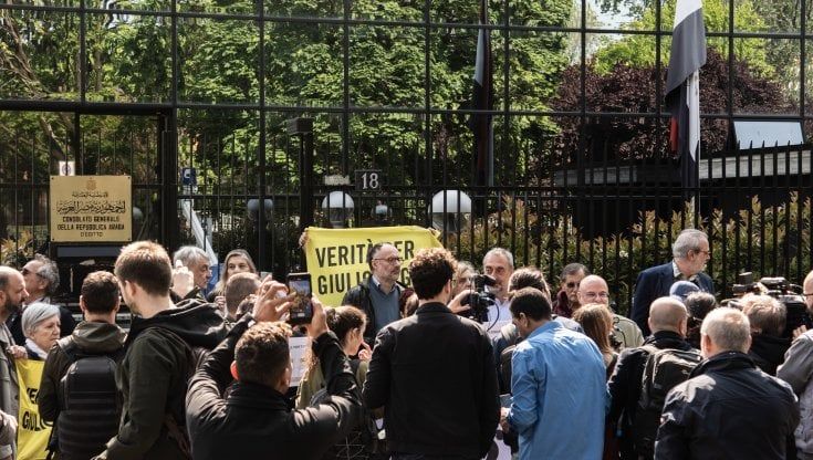 "Verità per Giulio Regeni, basta far finta di non sapere": la protesta davanti al consolato egiziano a Milano
