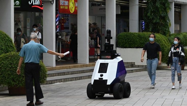 La distopia di Singapore, il robot Xavier con 7 telecamere e un altoparlante filma e rimprovera i cittadini
