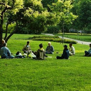 Meditazione al parco per una pausa zen
