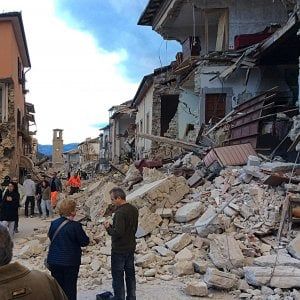 Terremoto, le scosse non si fermano. Il sismologo: "Possibili altre come la prima"