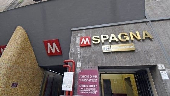 Roma, si ustiona dopo essersi seduto sua una panchina della metro Spagna. Indagano i Ris