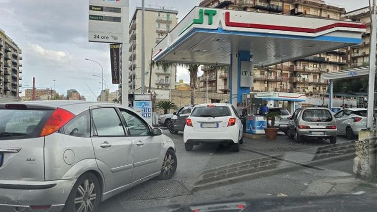 Code ai distributori di benzina e rischio stop per i pullman: l’Isola si prepara al blocco totale