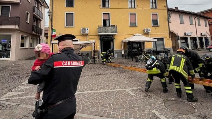 Lancia le figlie dalla finestra per salvarle da un incendio, poi si butta anche lei: illese