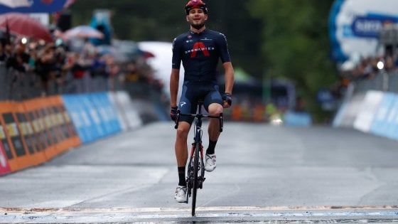 Ciclismo, Giro d'Italia: il gigante Ganna stupisce anche in salita e vince. Almeida resta in maglia rosa