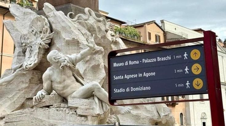 Spunta un maxi cartello di fronte alla fontana del Bernini. I turisti: “Quelle horreur”, “Awful”