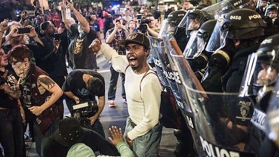 Usa, nero ucciso da agente, ancora scontri. Polizia ammette: "Non è certo che puntasse un'arma"