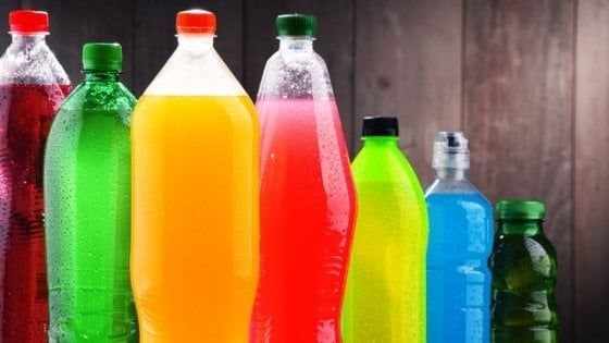 Bibite zuccherate o dolcificate, berne troppe fa male 