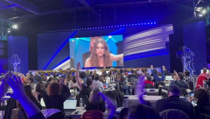 Angelina Mango trionfa a Sanremo: boato in sala stampa