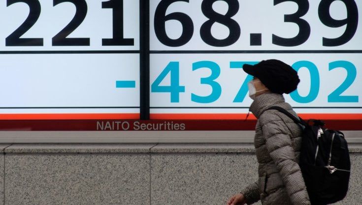 Le Borse di oggi, 26 novembre. La nuova variante spaventa i mercati: tonfo dei listini Ue, persi 390 miliardi. Milano -4,6%. Petrolio a picco