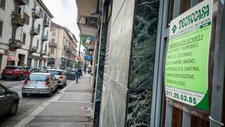 Strade vuote a Torino, chiudono i negozi e a catena crolla il prezzo delle case 