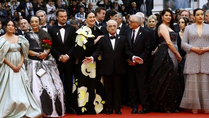 DiCaprio sfila a Cannes: l'entusiasmo dei fan per il divo, sul red carpet con De Niro e Scorsese