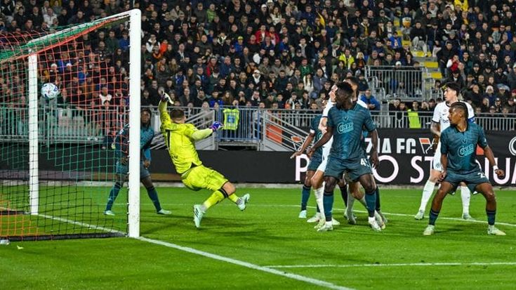 L’Inter sbanda ma resiste, poi vince 2-0 a Venezia grazie a due autoreti