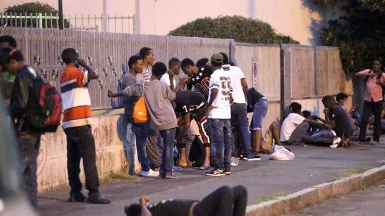 Milano, tensione nel centro profughi: 2 migranti accoltellati. "La loro salute mentale a rischio"